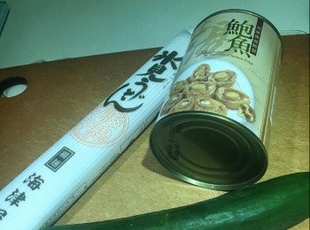 step1: 材料：(2人份量)
日本乾烏冬 100g(細麵)
罐頭雞湯鮑魚 1罐(8頭鮑魚)
青瓜 1條
海鹽 適量
日本特濃麻油 適量