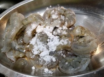 step4: 起鑊前加適量生粉撈一撈蝦肉