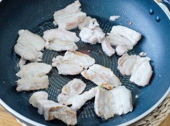 step1: 將五花腩切片，燒熱鑊後下油，將五花肉炒至金黃色，盛起備用