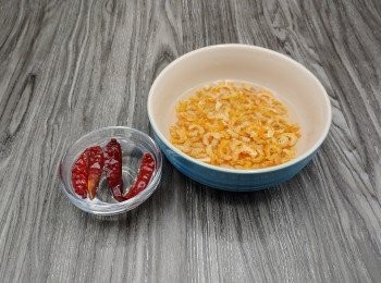 step1: 蝦米及指天椒乾用熱水浸泡1小時；