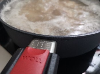 step4: 豬軟骨汆水。