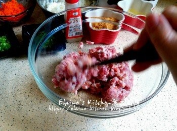 step7: 期間將豬肉碎放入大碗內 , 加入<span class="group_2">醃料</span>拌勻靜待10分鐘
