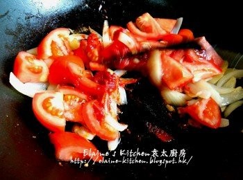 step13: 再加入茄膏 , 少許鹽及黃糖調味 , 加入蕃茄拌勻炒數分鐘至蕃茄軟身