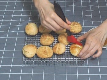 step5: 出爐後移到架上攤凍，趁熱掃上蜜糖。