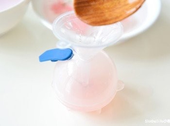 step6: 蓋上盒蓋使用漏斗將玄餅液填滿（可填滿至8分滿～全滿）