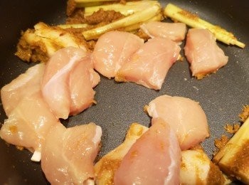 step4: 再煎一煎雞肉。