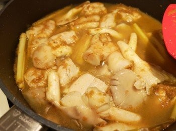 step6: 將椰青水和水倒入煲內煮滾。