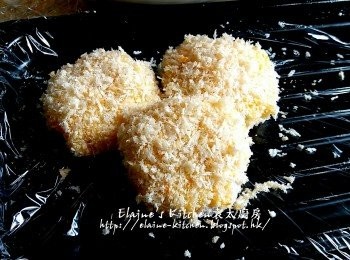 step8: 30分鐘後薯餅從雪櫃取出 , 依次序沾上麵粉 >> 雞蛋液 >> 麵包糠