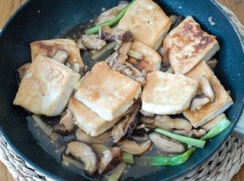 step3: 下所有<span class="group_2">調味料</span> (加適量的水），煮沸後，下豆腐，輕力拌勻，再煮一分鐘即成！
*如想醬汁更稠身，可加點太白粉＋水