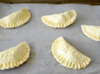 step5: 將酥皮對摺，用叉壓實封口，再在酥皮上面塗一層蛋液，灑上白芝麻