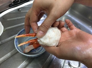 step5: 包裹成球狀（Tips: 蝦膠要包住部份<a href="https://bit.ly/2YzwBVG" target="_blank" data-keyword="蟹鉗" class="guide-link"><strong>蟹鉗</strong></a> <span style="display:inline-block;vertical-align:middle;margin-top:-3px;color:initial;border-radius:3px;padding:2px 3px;font-size:12px;line-height:14px;background:#87d300;color:#fff;">即買</span> 才可）