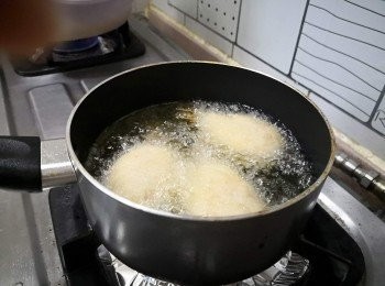 step7: 用小煲燒熱油， 油熱下小心下<a href="https://bit.ly/2YzwBVG" target="_blank" data-keyword="蟹鉗" class="guide-link"><strong>蟹鉗</strong></a> <span style="display:inline-block;vertical-align:middle;margin-top:-3px;color:initial;border-radius:3px;padding:2px 3px;font-size:12px;line-height:14px;background:#87d300;color:#fff;">即買</span> 