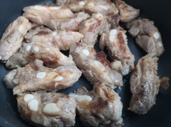 step6: 用少許油煎香豬軟骨，盛起備用。