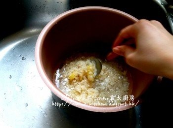step7: 加水(水量同平時煮飯的份量就可)拌勻 , 放入飯煲蓋上蓋開製待飯煮至熟