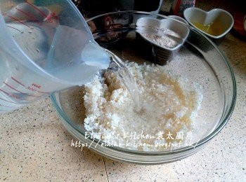 step2: 瀝乾水份放入大碗內 , 加少許鹽及油拌勻 , 再加水浸過面靜待30分鐘