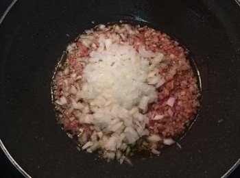 step6: 再下洋蔥末炒香,