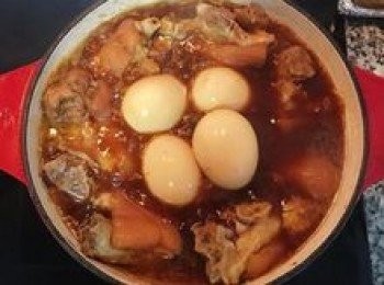 step10: 開鍋蓋，放入水煮蛋，如果醬汁減少過多，可再加一點水 ，此時在水煮蛋上淋上預留的半匙醬油，接著蓋鍋蓋小火續煮30分鐘後開鍋蓋試味道並用鹽調整鹹度，接著關火燜到降溫後再次開火加熱到滾。