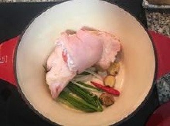 step2: 鑄鐵鍋內先放入辛香料