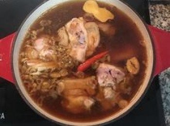 step8: 放入淹過豬腳的水，並攪動豬腳讓另一面朝下