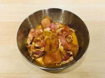 step3: 雞蛋打成蛋汁，醃好雞肉後，加入蛋汁。