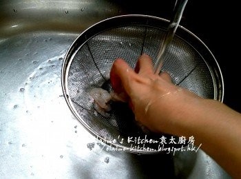 step9: 急凍蝦仁加入生粉拌勻用水沖洗 , 再一次加入生粉拌勻用水沖洗多次