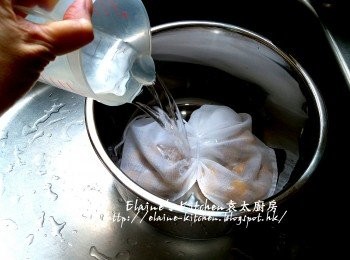step4: 栗子肉放入魚袋內索緊 , 加入水(水的位置於煲內2字水平)