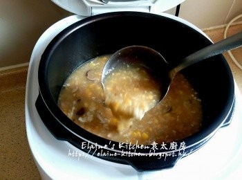 step19: 加入少許鹽 , 胡椒粉調味 , 最後加入即食燕麥片 , 雞蛋白拌勻即可