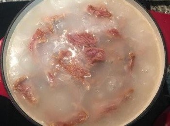 step6: 接著放入醃好的小里肌肉片煮滾；