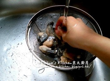 step1: 蠔仔加入生粉拌勻沖洗 , 再一次加入生粉用水沖洗乾淨