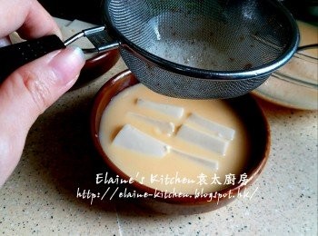 step8: 用隔網去雜質放入雞蛋豆腐的蒸盆內 , 再蓋上保鮮紙