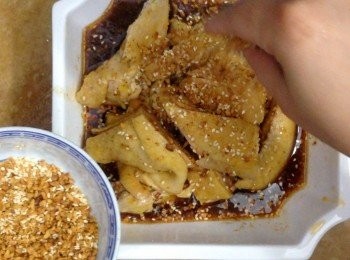 step12: 之後把醬汁淋上，再灑上花生芝麻、蔥粒等即可