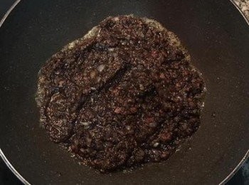 step9: 接著放入酒（米酒+紅酒）煮到酒味散發,