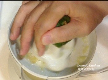 step5: 用榨汁機擠壓出果汁 或 參考其他方法（連結: https://dasmickitchen.blogspot.com/2017/07/lemon-ice-cubes.html )