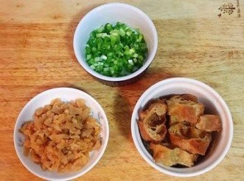 step8: 煮粥時可將配料準備好；油條切小塊；蔥用可飲用水洗淨擦乾後切蔥花；醃蘿蔔切碎。