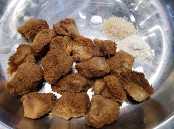 step6: 將猴頭菇剪成一件件粒狀,用<span class="group_2">醃猴頭菇料</span>:砂糖1茶匙,素菇粉1茶匙,鹽1/4茶匙略醃