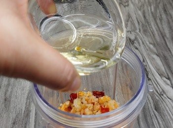 step3: 把切碎的蝦米／指天椒乾粒／紅蔥頭片／蒜片和油混合