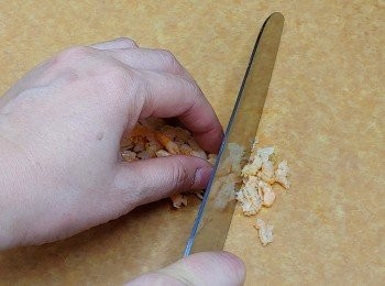 step2: 搾乾後切成小粒