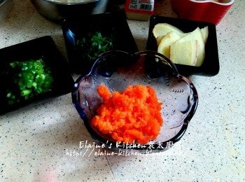 step4: 薑連皮切片 , 蔥切粒及幼絲 , 紅蘿蔔去皮蘑成茸