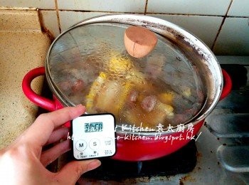 step6: 再蓋上蓋轉慢火煲1 1/2小時