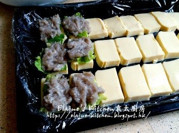 step9: 將生菜逐片逐片放在雞蛋豆腐上(只放一半份量在豆腐上) , 再放上鯪魚肉