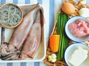 step1: 魷魚清除內臟後洗乾淨，切開及保留魷魚腳備用

韓式粉絲在暖水中浸軟，瀝乾水份