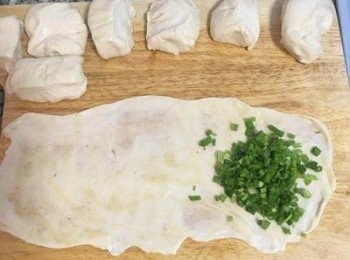 step14: 舀一匙蔥花，放在麵皮的一邊，