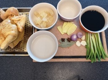 step1: 雞洗乾淨後抹乾水份，再準備其他材料。