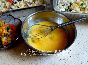 step8: 餘下的兩隻雞蛋拌勻成蛋液