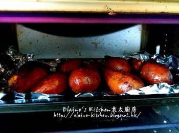 step11: 15分鐘後又將蕃薯從焗爐取出 , 同樣兩面掃上片糖水 , 再放入焗爐繼續焗