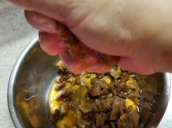 step4: 再揸乾水份,揸出的水份連同頭部份一起煲湯用