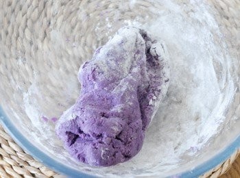 step2: 如麵糰太濕，可加點糯米粉，如太乾，可加點水 （*因紫薯水份不同，要按需要加水）