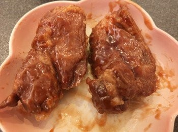 step5: 預熱焗爐220度備用。從真空袋取出豬肉，再搽一湯匙叉燒醬。放入焗爐，每邊焗5分鐘。