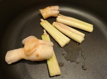 step2: 用少許油爆香茅和南薑。