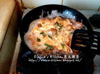 step9: 逐一將餘下粉漿放入鑊中半煎炸至金黃色 , 盛起隔去油份即可